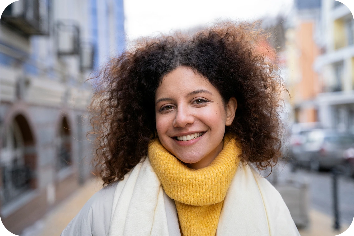 Retrato de una mujer sonriendo en la calle