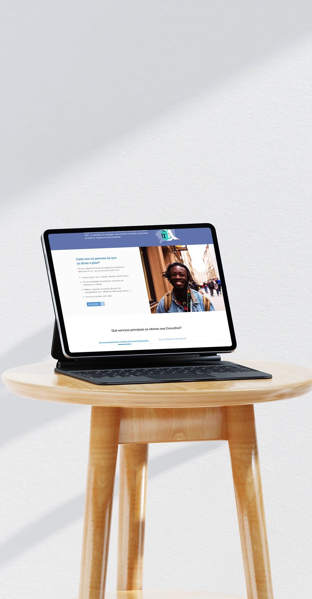 La web del plan en una tableta sobre un taburete