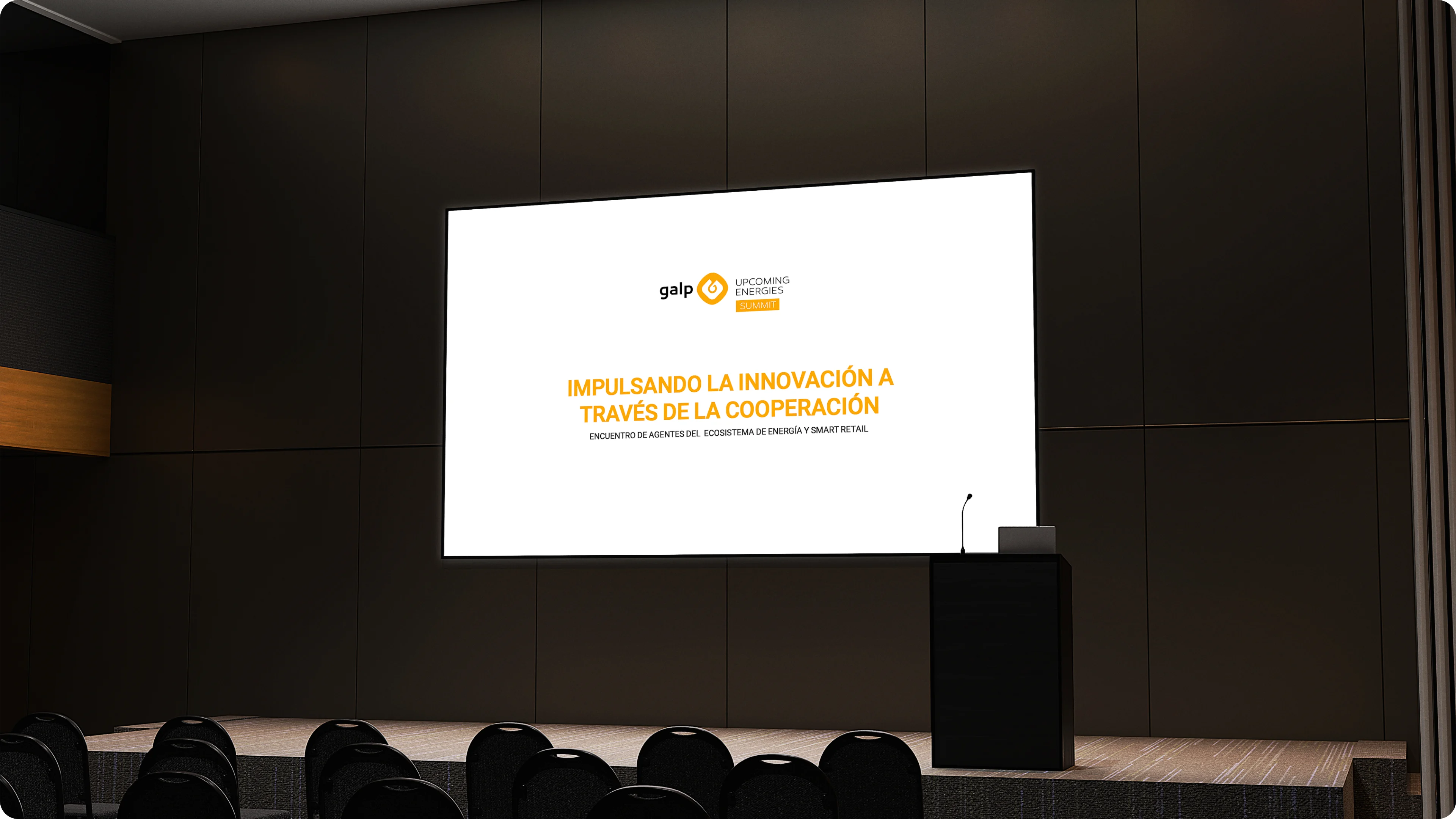 Pantalla del auditorio con la presentación: Impulsando la innovación a través de la cooperación