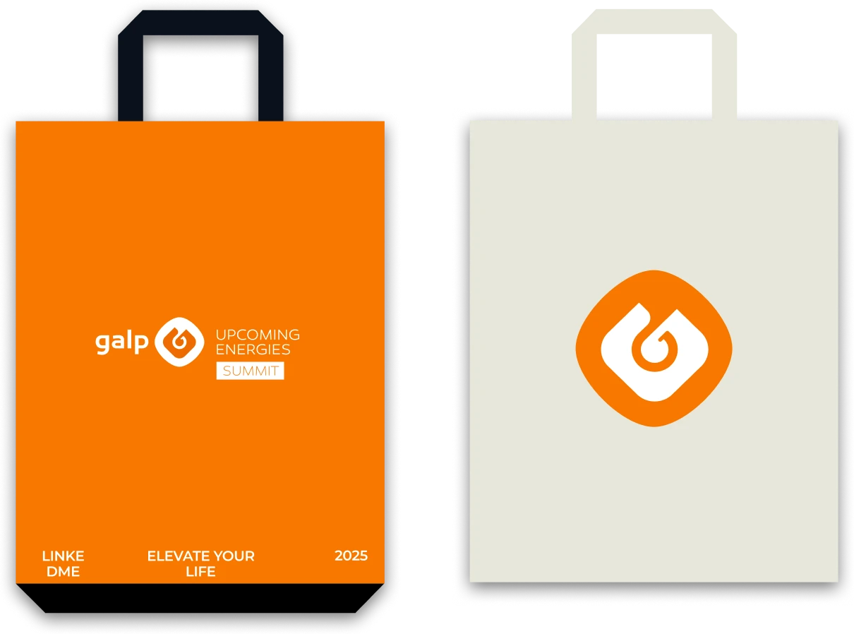 Bolsas del evento: una naranja con el logotipo y otra clara con el símbolo de Galp