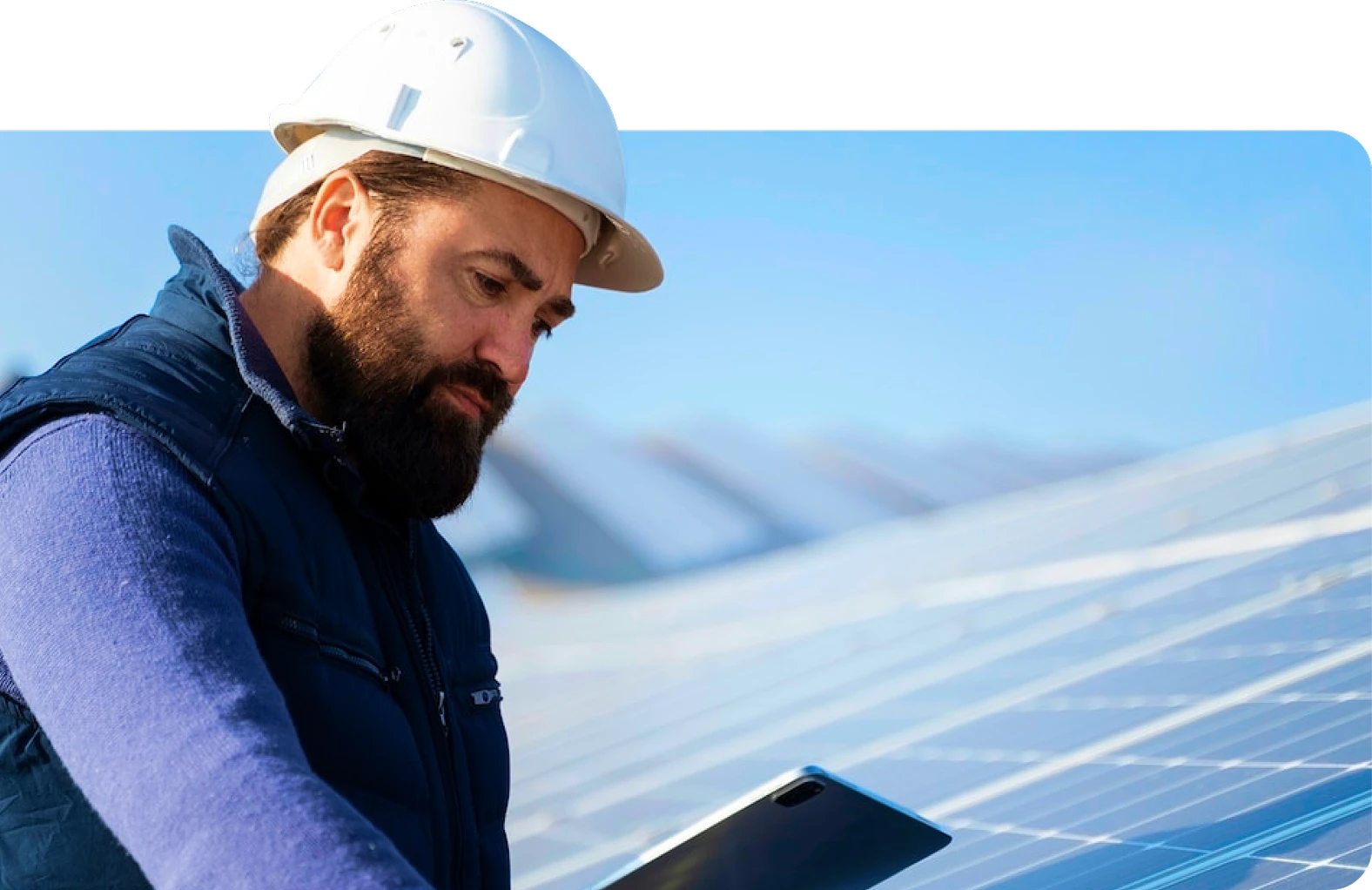 Técnico con casco revisando una instalación de paneles solares