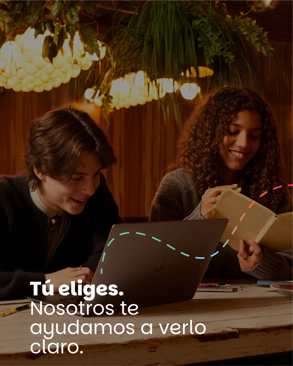 Dos jóvenes ante un portátil con el texto: Tú eliges. Nosotros te ayudamos a verlo claro.